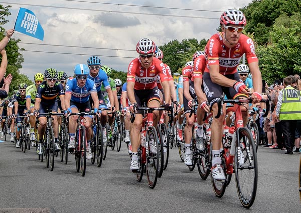 Tour de France passes Theydon Bois