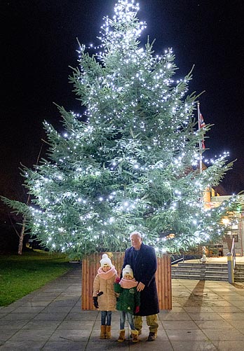 Theydon Bois Christmas Tree 2017